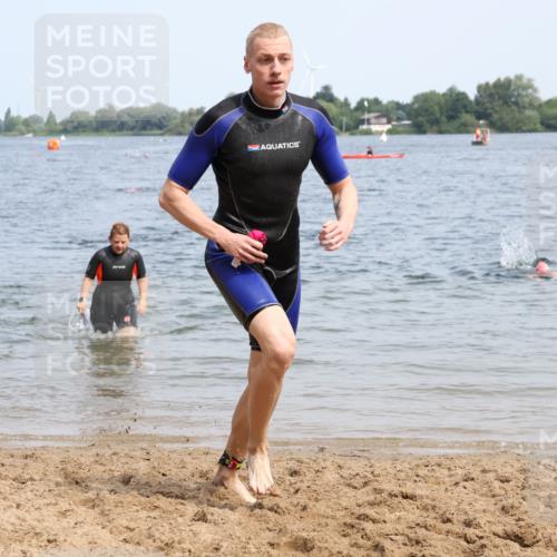 21.06.2025 - 27. Vierlanden-Triathlon Lena Gebhardt http://msf.ph/oto/8035630 15.06.2025 11:23:46 Schwimmen 903, 955, 956 meine-sportfotos.de