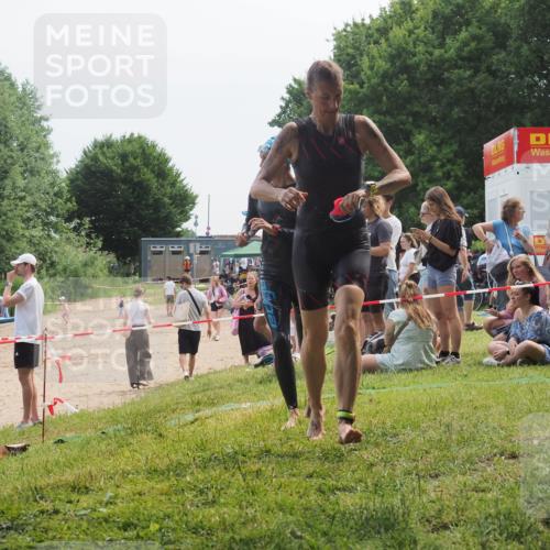 21.06.2025 - 27. Vierlanden-Triathlon KatJ http://msf.ph/oto/8035631 15.06.2025 11:20:27 Schwimmen 838, 880, 890, 926 meine-sportfotos.de
