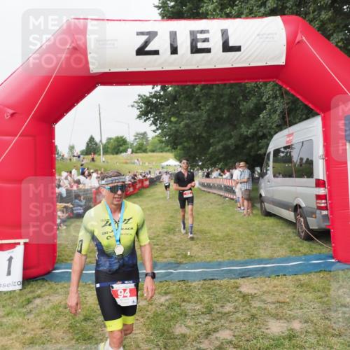21.06.2025 - 27. Vierlanden-Triathlon MichiJ http://msf.ph/oto/8035632 15.06.2026 13:00:43 Ziel 12, 639 meine-sportfotos.de