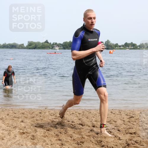 21.06.2025 - 27. Vierlanden-Triathlon Lena Gebhardt http://msf.ph/oto/8035635 15.06.2025 11:23:47 Schwimmen 903, 955, 956 meine-sportfotos.de