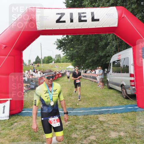 21.06.2025 - 27. Vierlanden-Triathlon MichiJ http://msf.ph/oto/8035639 15.06.2026 13:00:43 Ziel 12, 639 meine-sportfotos.de