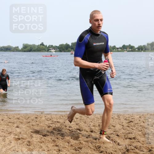 21.06.2025 - 27. Vierlanden-Triathlon Lena Gebhardt http://msf.ph/oto/8035641 15.06.2025 11:23:47 Schwimmen 903, 955, 956 meine-sportfotos.de