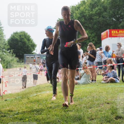 21.06.2025 - 27. Vierlanden-Triathlon KatJ http://msf.ph/oto/8035648 15.06.2025 11:20:28 Schwimmen 838, 880, 890, 926 meine-sportfotos.de