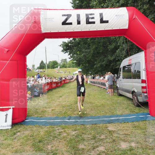 21.06.2025 - 27. Vierlanden-Triathlon MichiJ http://msf.ph/oto/8035650 15.06.2026 13:00:56 Ziel 638 meine-sportfotos.de