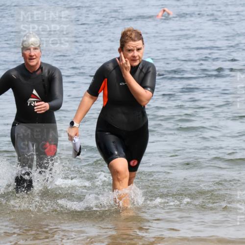 21.06.2025 - 27. Vierlanden-Triathlon Lena Gebhardt http://msf.ph/oto/8035651 15.06.2025 11:23:49 Schwimmen 903, 955, 956 meine-sportfotos.de