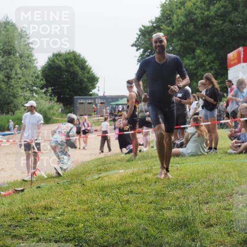 21.06.2025 - 27. Vierlanden-Triathlon KatJ http://msf.ph/oto/8035659 15.06.2025 11:20:33 Schwimmen 838, 890, 926, 969 meine-sportfotos.de
