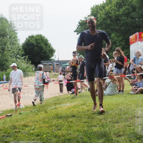 21.06.2025 - 27. Vierlanden-Triathlon KatJ http://msf.ph/oto/8035683 15.06.2025 11:20:33 Schwimmen 838, 890, 926, 969 meine-sportfotos.de