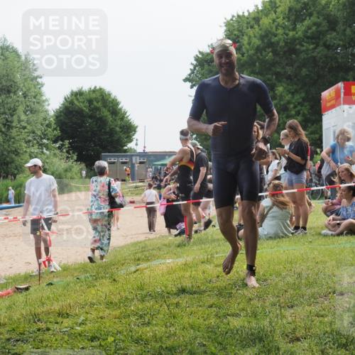 21.06.2025 - 27. Vierlanden-Triathlon KatJ http://msf.ph/oto/8035689 15.06.2025 11:20:33 Schwimmen 838, 890, 926, 969 meine-sportfotos.de