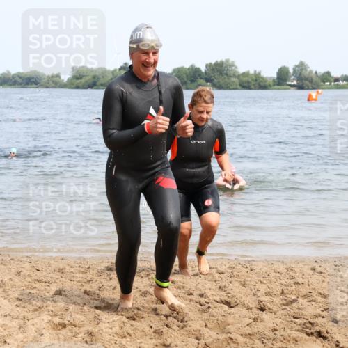 21.06.2025 - 27. Vierlanden-Triathlon Lena Gebhardt http://msf.ph/oto/8035690 15.06.2025 11:23:53 Schwimmen 903, 955, 956, 959 meine-sportfotos.de