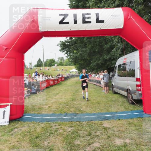 21.06.2025 - 27. Vierlanden-Triathlon MichiJ http://msf.ph/oto/8035692 15.06.2026 13:01:11 Ziel 106 meine-sportfotos.de