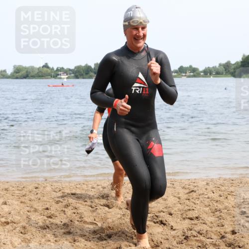 21.06.2025 - 27. Vierlanden-Triathlon Lena Gebhardt http://msf.ph/oto/8035698 15.06.2025 11:23:54 Schwimmen 903, 955, 956, 959 meine-sportfotos.de