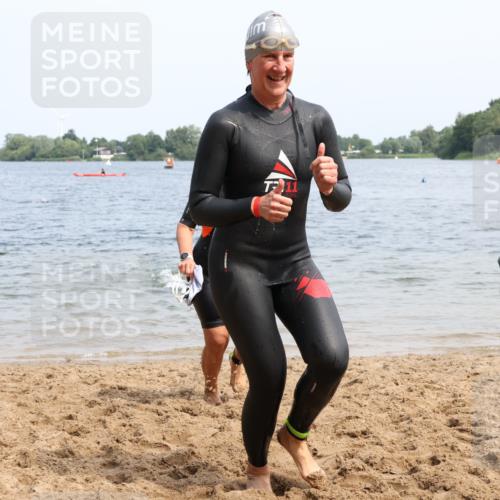 21.06.2025 - 27. Vierlanden-Triathlon Lena Gebhardt http://msf.ph/oto/8035701 15.06.2025 11:23:54 Schwimmen 903, 955, 956, 959 meine-sportfotos.de