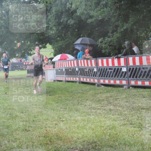 21.06.2025 - 27. Vierlanden-Triathlon KatJ http://msf.ph/oto/8035708 15.06.2025 13:52:37 Ziel 913, 1123, 1140 meine-sportfotos.de