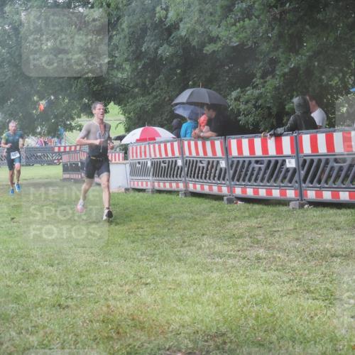21.06.2025 - 27. Vierlanden-Triathlon KatJ http://msf.ph/oto/8035713 15.06.2025 13:52:37 Ziel 913, 1123, 1140 meine-sportfotos.de