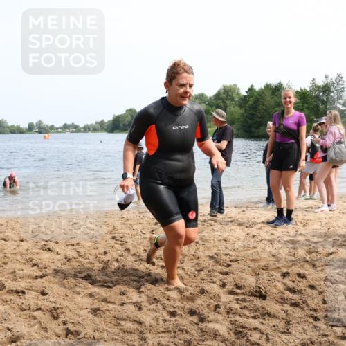 21.06.2025 - 27. Vierlanden-Triathlon Lena Gebhardt http://msf.ph/oto/8035716 15.06.2025 11:23:55 Schwimmen 903, 955, 956, 959 meine-sportfotos.de