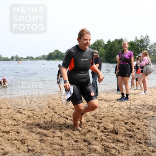 21.06.2025 - 27. Vierlanden-Triathlon Lena Gebhardt http://msf.ph/oto/8035718 15.06.2025 11:23:55 Schwimmen 903, 955, 956, 959 meine-sportfotos.de