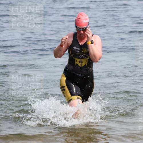 21.06.2025 - 27. Vierlanden-Triathlon Lena Gebhardt http://msf.ph/oto/8035723 15.06.2025 11:23:57 Schwimmen 903, 955, 959 meine-sportfotos.de