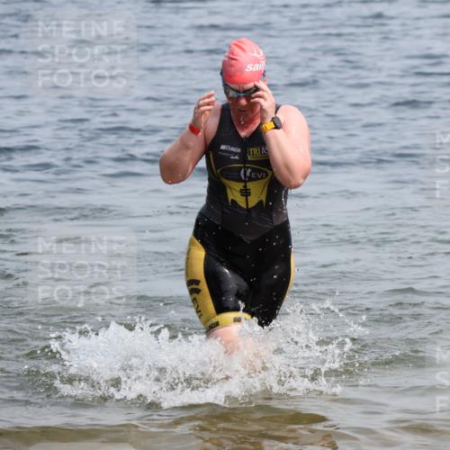 21.06.2025 - 27. Vierlanden-Triathlon Lena Gebhardt http://msf.ph/oto/8035724 15.06.2025 11:23:57 Schwimmen 903, 955, 959 meine-sportfotos.de