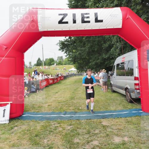 21.06.2025 - 27. Vierlanden-Triathlon MichiJ http://msf.ph/oto/8035725 15.06.2026 13:01:12 Ziel 106 meine-sportfotos.de