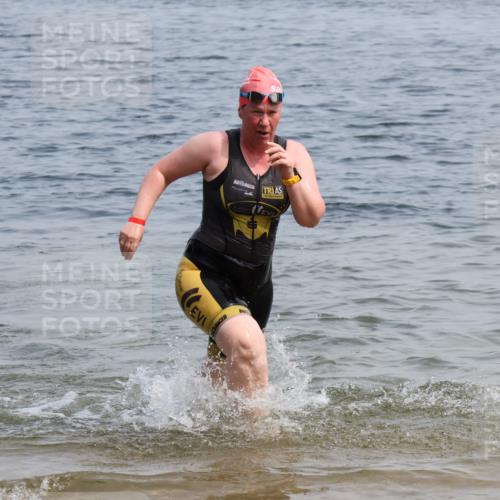 21.06.2025 - 27. Vierlanden-Triathlon Lena Gebhardt http://msf.ph/oto/8035732 15.06.2025 11:23:58 Schwimmen 903, 955, 959 meine-sportfotos.de