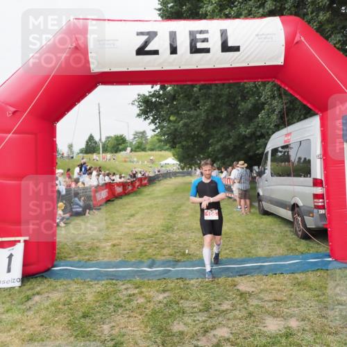 21.06.2025 - 27. Vierlanden-Triathlon MichiJ http://msf.ph/oto/8035737 15.06.2026 13:01:12 Ziel 106 meine-sportfotos.de