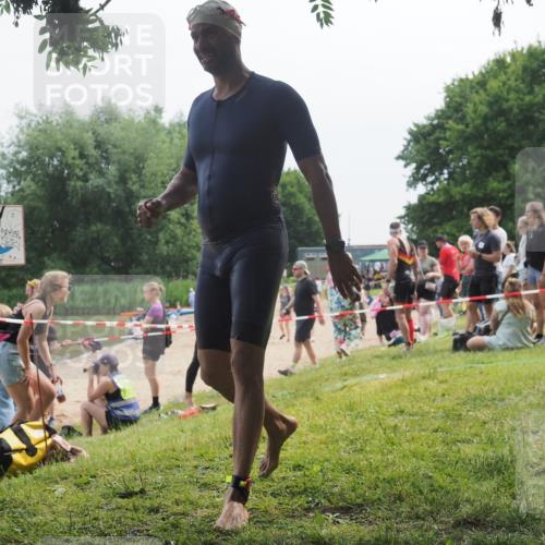 21.06.2025 - 27. Vierlanden-Triathlon KatJ http://msf.ph/oto/8035738 15.06.2025 11:20:35 Schwimmen 838, 890, 969 meine-sportfotos.de