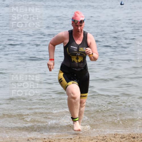 21.06.2025 - 27. Vierlanden-Triathlon Lena Gebhardt http://msf.ph/oto/8035743 15.06.2025 11:23:59 Schwimmen 903, 955, 959 meine-sportfotos.de
