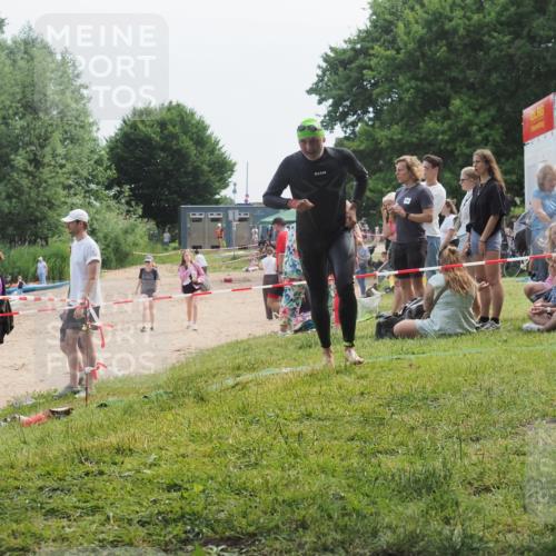 21.06.2025 - 27. Vierlanden-Triathlon KatJ http://msf.ph/oto/8035744 15.06.2025 11:20:37 Schwimmen 838, 969, 1400 meine-sportfotos.de