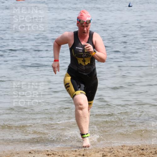 21.06.2025 - 27. Vierlanden-Triathlon Lena Gebhardt http://msf.ph/oto/8035746 15.06.2025 11:23:59 Schwimmen 903, 955, 959 meine-sportfotos.de
