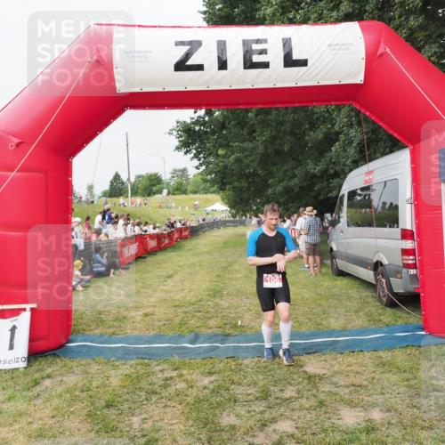 21.06.2025 - 27. Vierlanden-Triathlon MichiJ http://msf.ph/oto/8035748 15.06.2026 13:01:12 Ziel 106 meine-sportfotos.de