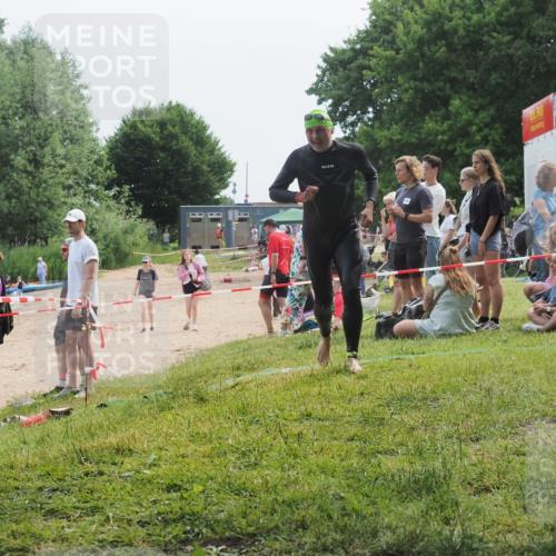 21.06.2025 - 27. Vierlanden-Triathlon KatJ http://msf.ph/oto/8035751 15.06.2025 11:20:37 Schwimmen 838, 969, 1400 meine-sportfotos.de