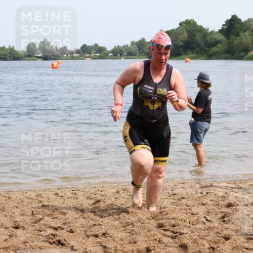 21.06.2025 - 27. Vierlanden-Triathlon Lena Gebhardt http://msf.ph/oto/8035755 15.06.2025 11:24:01 Schwimmen 903, 955, 959 meine-sportfotos.de