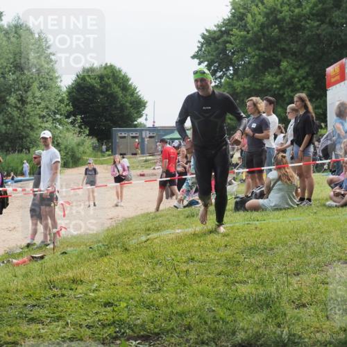21.06.2025 - 27. Vierlanden-Triathlon KatJ http://msf.ph/oto/8035759 15.06.2025 11:20:37 Schwimmen 838, 969, 1400 meine-sportfotos.de