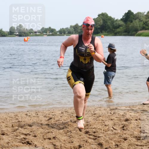 21.06.2025 - 27. Vierlanden-Triathlon Lena Gebhardt http://msf.ph/oto/8035761 15.06.2025 11:24:01 Schwimmen 903, 955, 959 meine-sportfotos.de