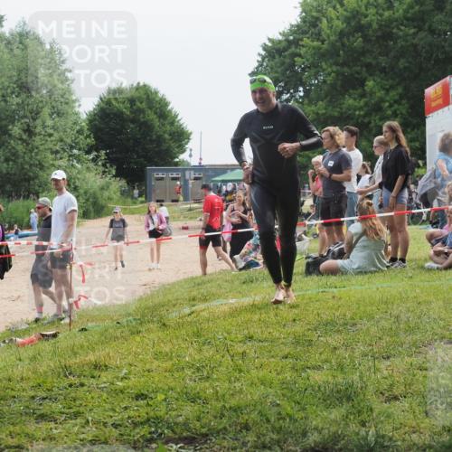 21.06.2025 - 27. Vierlanden-Triathlon KatJ http://msf.ph/oto/8035763 15.06.2025 11:20:37 Schwimmen 838, 969, 1400 meine-sportfotos.de