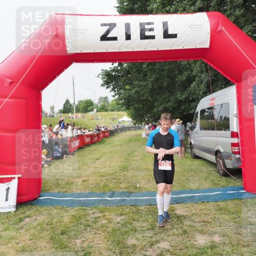 21.06.2025 - 27. Vierlanden-Triathlon MichiJ http://msf.ph/oto/8035765 15.06.2026 13:01:13 Ziel 106 meine-sportfotos.de