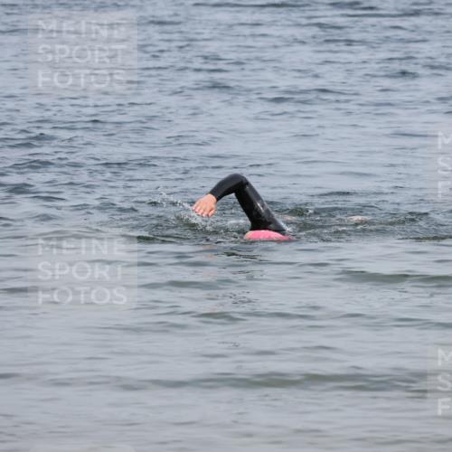 21.06.2025 - 27. Vierlanden-Triathlon Lena Gebhardt http://msf.ph/oto/8035772 15.06.2025 11:24:33 Schwimmen  meine-sportfotos.de
