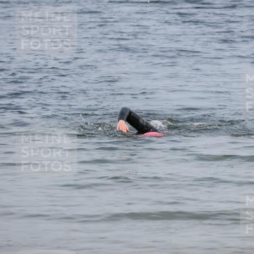 21.06.2025 - 27. Vierlanden-Triathlon Lena Gebhardt http://msf.ph/oto/8035774 15.06.2025 11:24:33 Schwimmen  meine-sportfotos.de