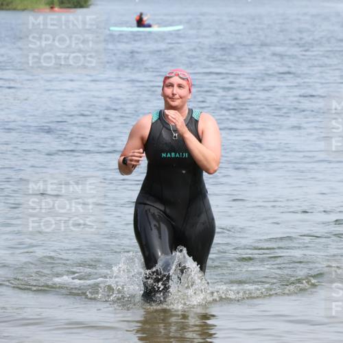 21.06.2025 - 27. Vierlanden-Triathlon Lena Gebhardt http://msf.ph/oto/8035785 15.06.2025 11:24:44 Schwimmen 935, 981 meine-sportfotos.de