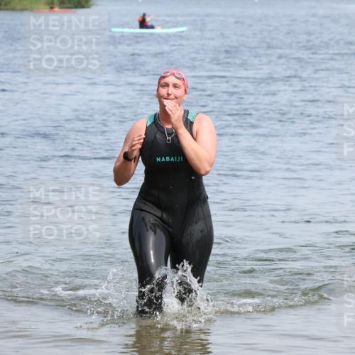 21.06.2025 - 27. Vierlanden-Triathlon Lena Gebhardt http://msf.ph/oto/8035788 15.06.2025 11:24:45 Schwimmen 935, 981 meine-sportfotos.de