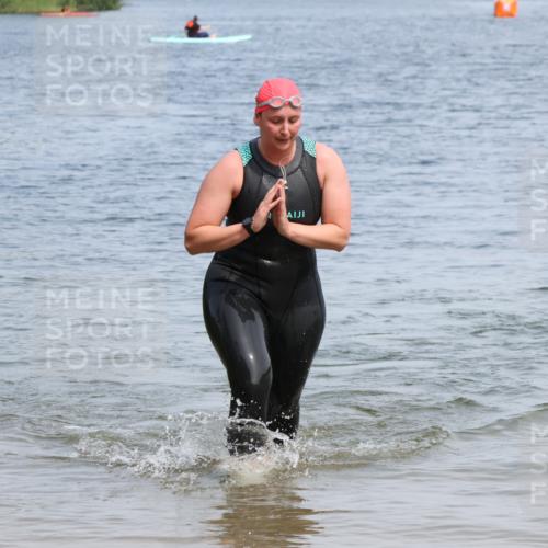 21.06.2025 - 27. Vierlanden-Triathlon Lena Gebhardt http://msf.ph/oto/8035791 15.06.2025 11:24:46 Schwimmen 935, 981 meine-sportfotos.de