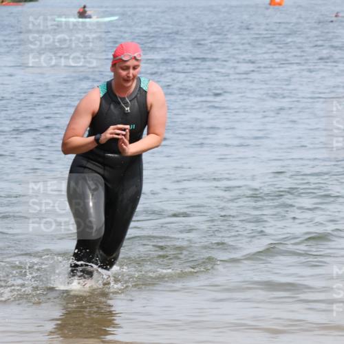 21.06.2025 - 27. Vierlanden-Triathlon Lena Gebhardt http://msf.ph/oto/8035794 15.06.2025 11:24:46 Schwimmen 935, 981 meine-sportfotos.de
