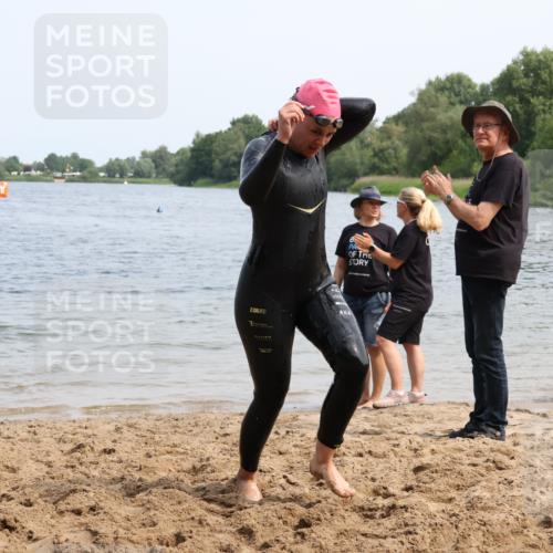 21.06.2025 - 27. Vierlanden-Triathlon Lena Gebhardt http://msf.ph/oto/8035799 15.06.2025 11:24:47 Schwimmen 935, 981 meine-sportfotos.de