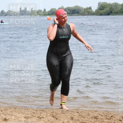 21.06.2025 - 27. Vierlanden-Triathlon Lena Gebhardt http://msf.ph/oto/8035805 15.06.2025 11:24:48 Schwimmen 935, 981 meine-sportfotos.de