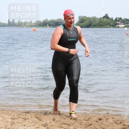 21.06.2025 - 27. Vierlanden-Triathlon Lena Gebhardt http://msf.ph/oto/8035808 15.06.2025 11:24:49 Schwimmen 935, 981 meine-sportfotos.de