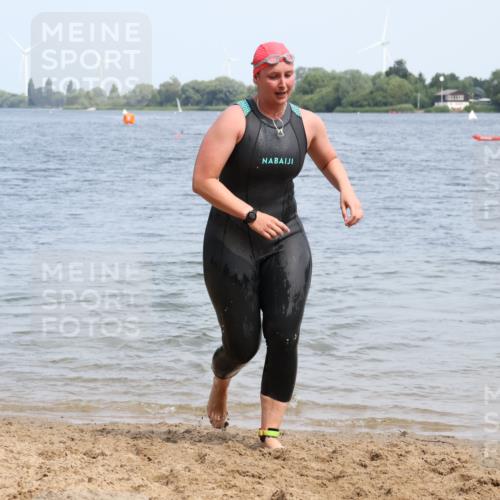 21.06.2025 - 27. Vierlanden-Triathlon Lena Gebhardt http://msf.ph/oto/8035813 15.06.2025 11:24:49 Schwimmen 935, 981 meine-sportfotos.de