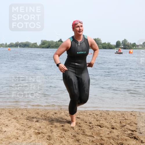 21.06.2025 - 27. Vierlanden-Triathlon Lena Gebhardt http://msf.ph/oto/8035814 15.06.2025 11:24:50 Schwimmen 935, 981 meine-sportfotos.de