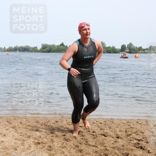21.06.2025 - 27. Vierlanden-Triathlon Lena Gebhardt http://msf.ph/oto/8035815 15.06.2025 11:24:50 Schwimmen 935, 981 meine-sportfotos.de