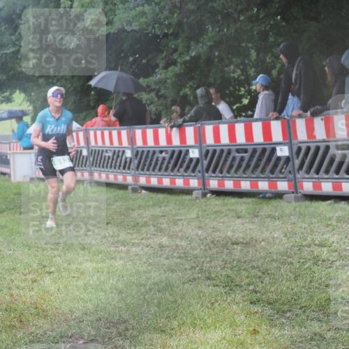 21.06.2025 - 27. Vierlanden-Triathlon KatJ http://msf.ph/oto/8035816 15.06.2025 13:52:45 Ziel 913 meine-sportfotos.de