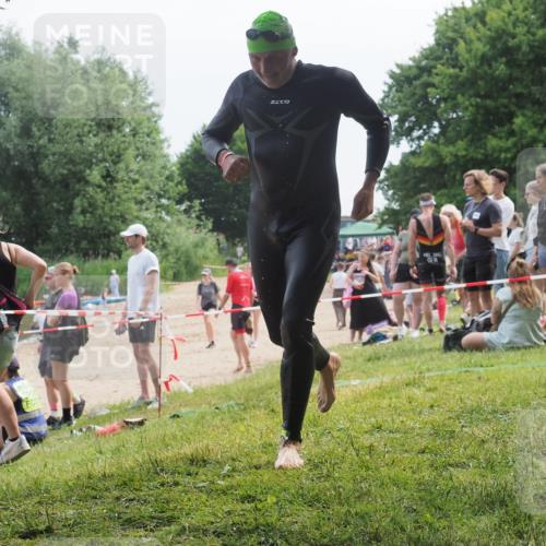21.06.2025 - 27. Vierlanden-Triathlon KatJ http://msf.ph/oto/8035817 15.06.2025 11:20:38 Schwimmen 838, 969, 1400 meine-sportfotos.de